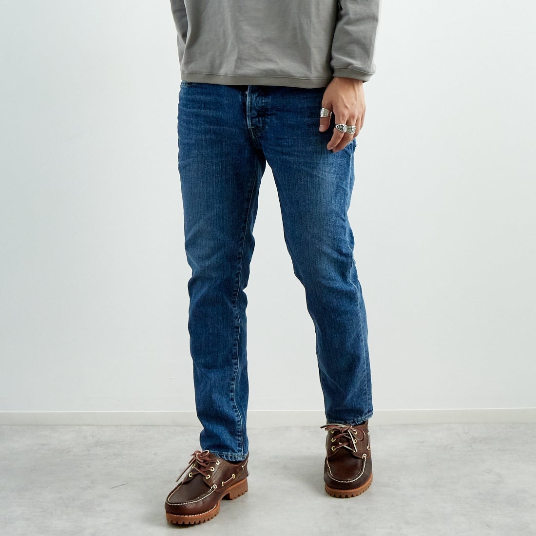 RED CARD TOKYO [レッドカード トーキョー] Rhythm+ スリムテーパードデニム [12M86801CMD] CLEAN MID &&モデル身長：179cm 着用サイズ：31&&