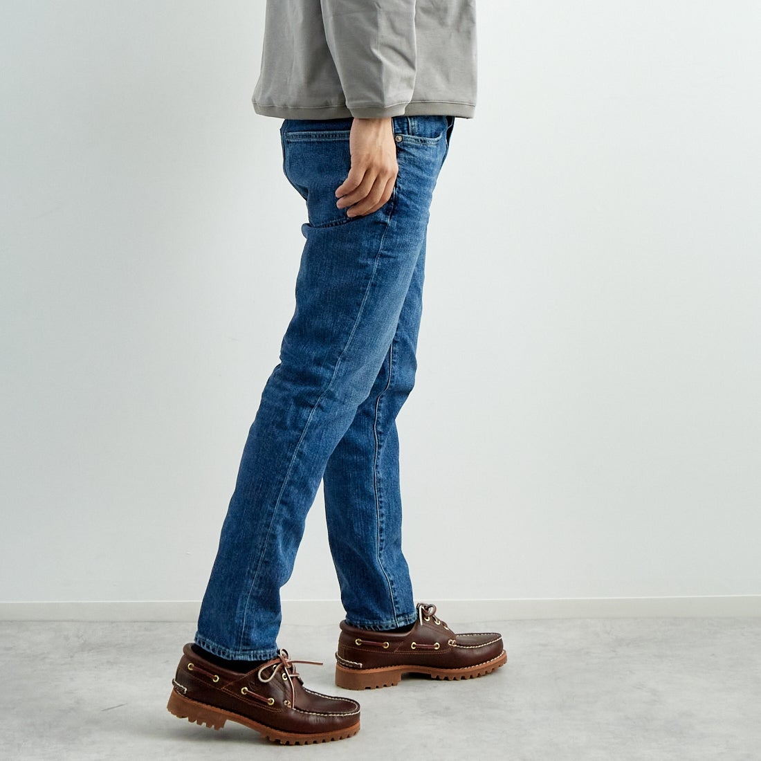 RED CARD TOKYO [レッドカード トーキョー] Rhythm+ スリムテーパードデニム [12M86801CMD] CLEAN MID &&モデル身長：179cm 着用サイズ：31&&