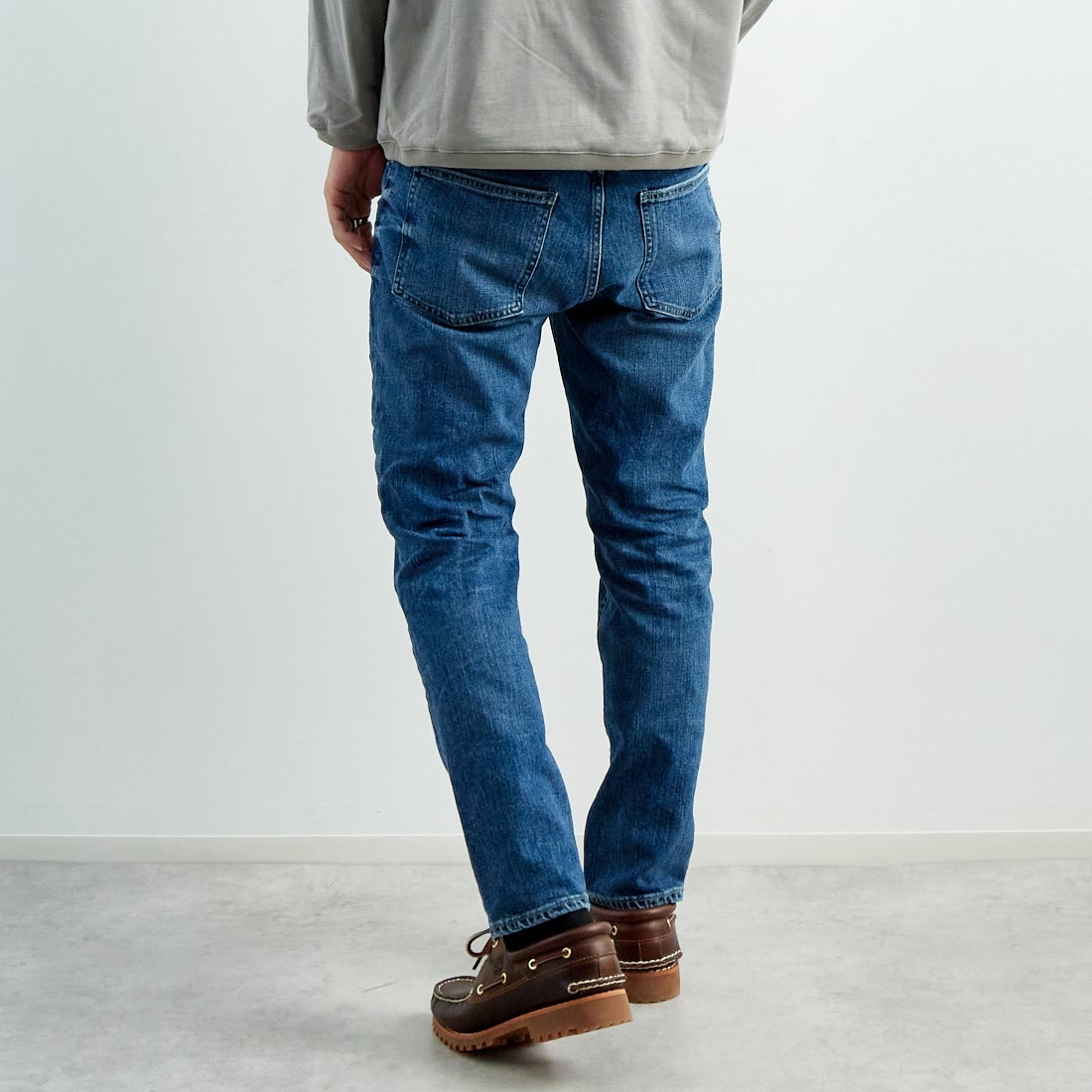 RED CARD TOKYO [レッドカード トーキョー] Rhythm+ スリムテーパードデニム [12M86801CMD] CLEAN MID &&モデル身長：179cm 着用サイズ：31&&