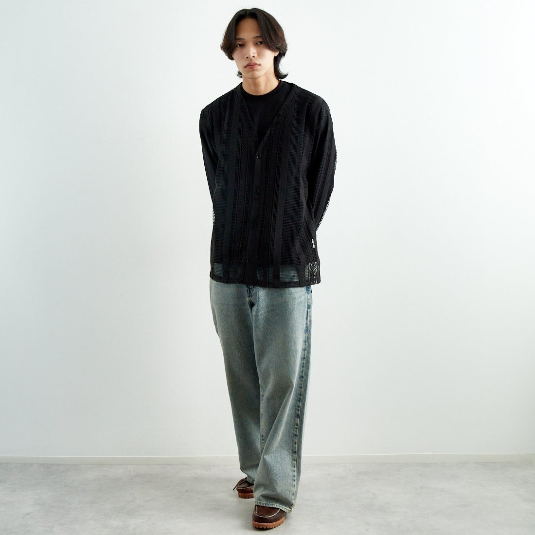 South2West8 [サウスツーウエストエイト] Vネックメッシュカーディガン [QV601] B BLACK &&モデル身長：179cm 着用サイズ：M&&