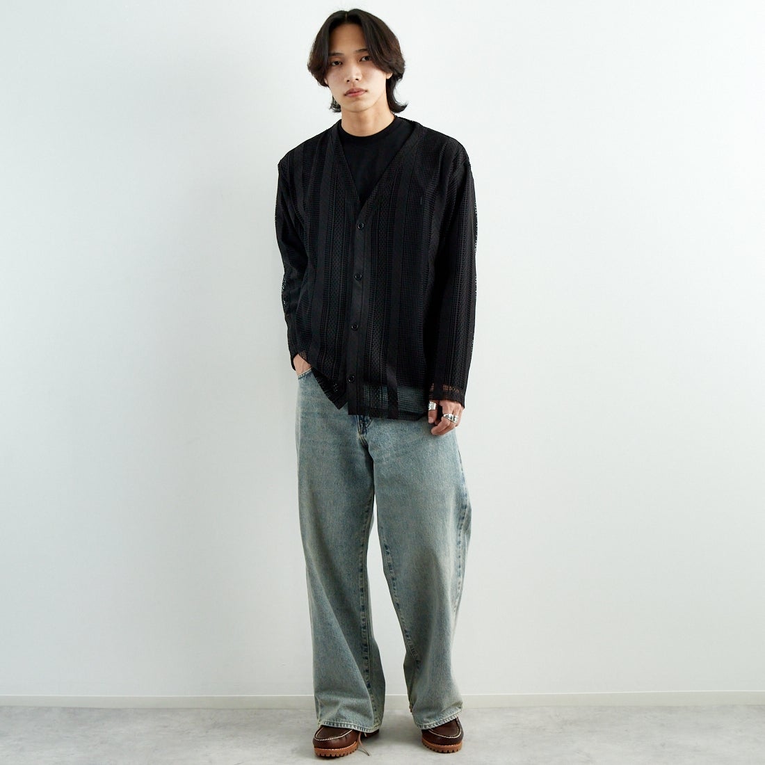 South2West8 [サウスツーウエストエイト] Vネックメッシュカーディガン [QV601] B BLACK &&モデル身長：179cm 着用サイズ：M&&