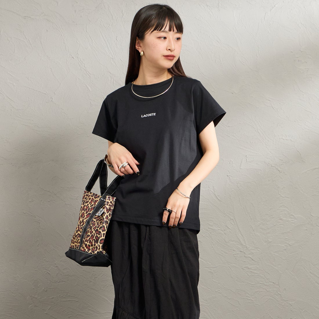 LACOSTE [ラコステ] コンパクトブランドネームロゴTシャツ [TF006] 031 BLACK &&モデル身長：150cm 着用サイズ：34&&