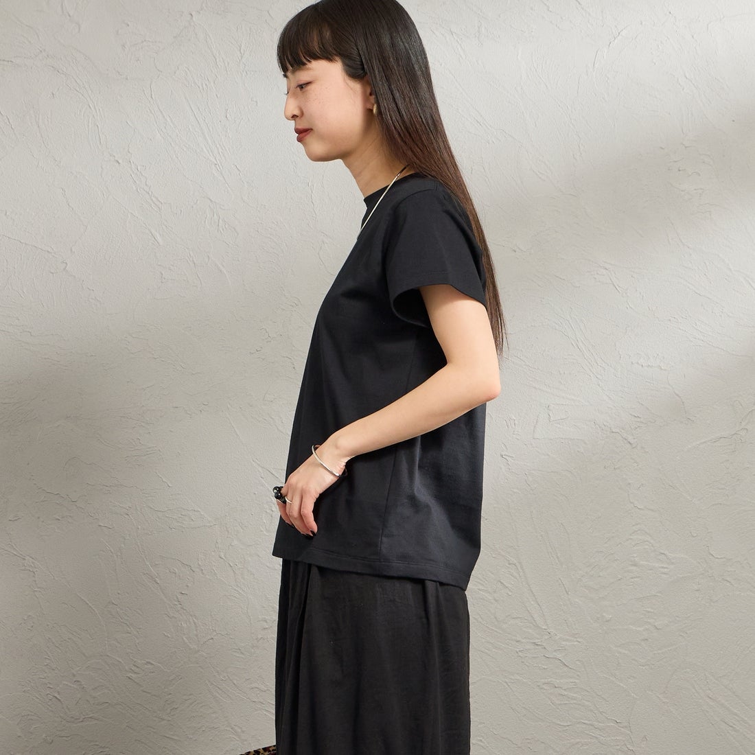 LACOSTE [ラコステ] コンパクトブランドネームロゴTシャツ [TF006] 031 BLACK &&モデル身長：150cm 着用サイズ：34&&