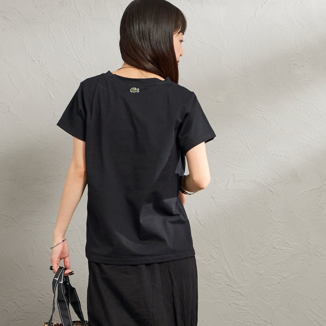 LACOSTE [ラコステ] コンパクトブランドネームロゴTシャツ [TF006] 031 BLACK &&モデル身長：150cm 着用サイズ：34&&