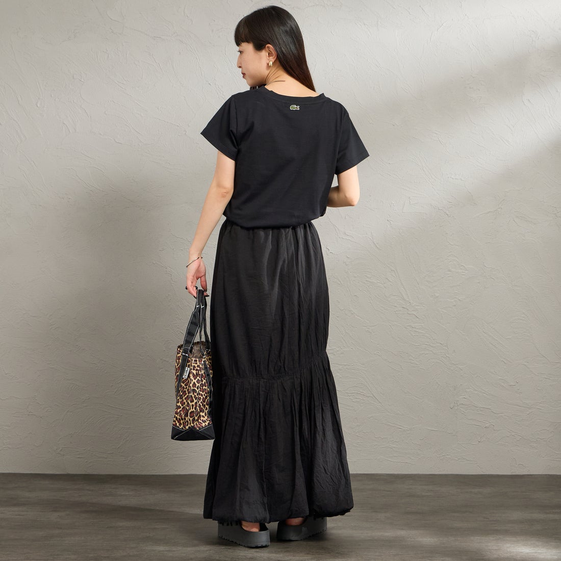 LACOSTE [ラコステ] コンパクトブランドネームロゴTシャツ [TF006] 031 BLACK &&モデル身長：150cm 着用サイズ：34&&