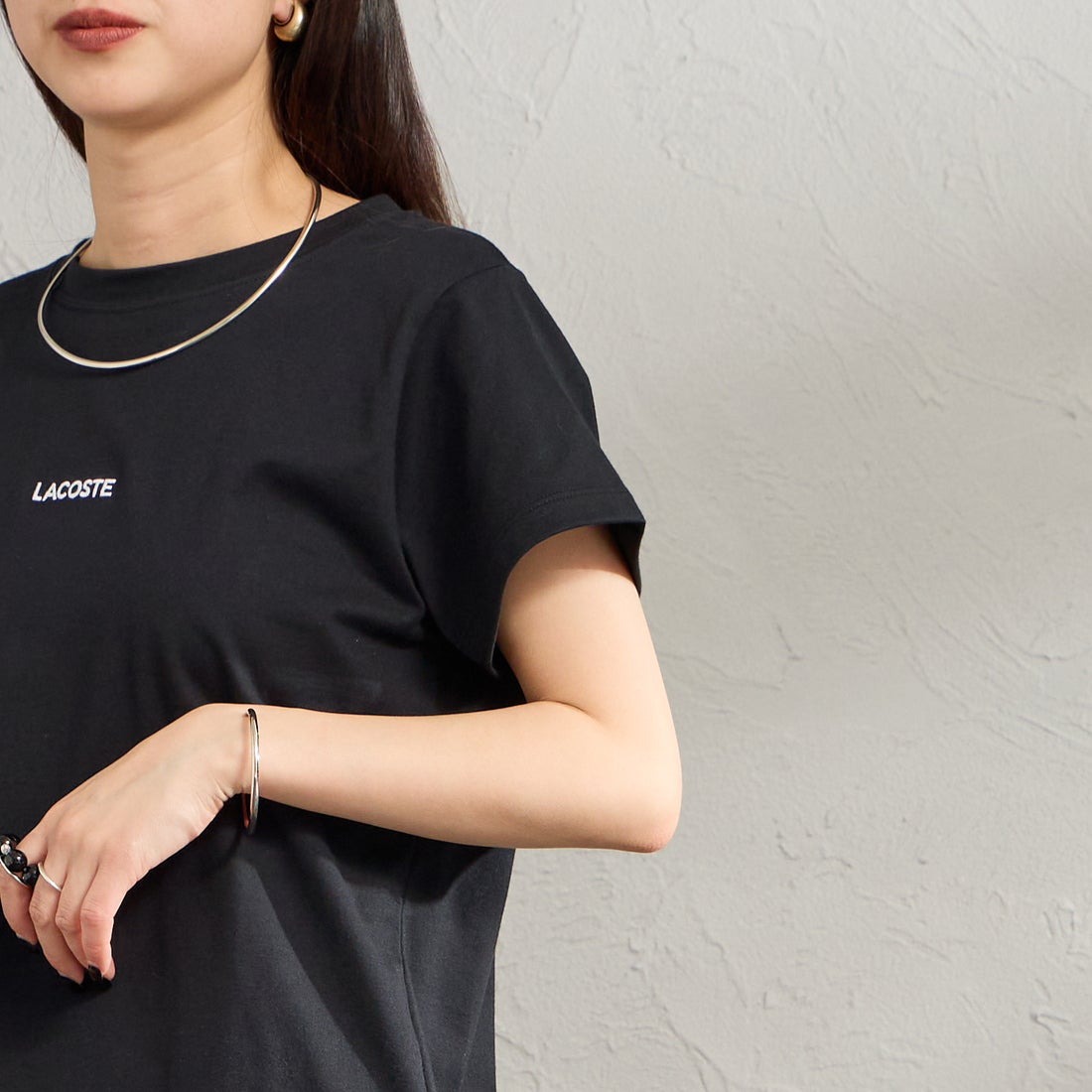 LACOSTE [ラコステ] コンパクトブランドネームロゴTシャツ [TF006] 031 BLACK &&モデル身長：150cm 着用サイズ：34&&