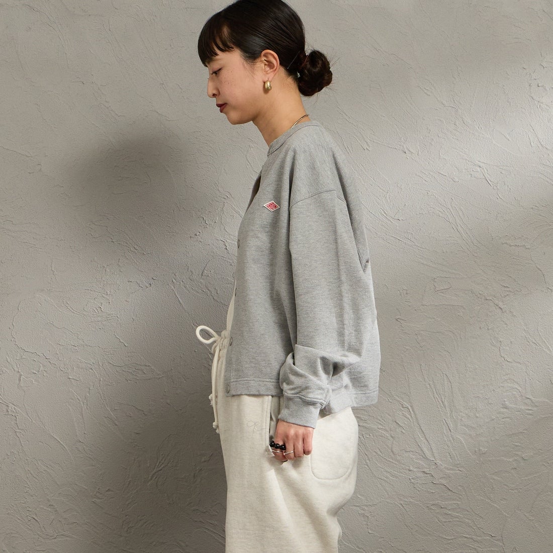 DANTON [ダントン] コットンテリー クルーネックカーディガン [DT-C0405CIN] TOP GREY &&モデル身長：150cm 着用サイズ：38&&