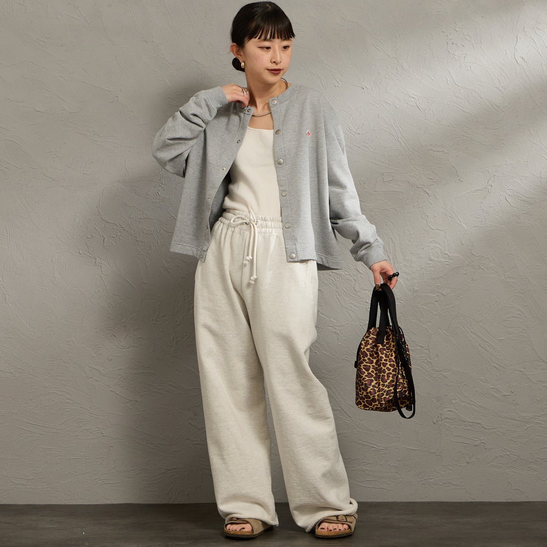 DANTON [ダントン] コットンテリー クルーネックカーディガン [DT-C0405CIN] TOP GREY &&モデル身長：150cm 着用サイズ：38&&