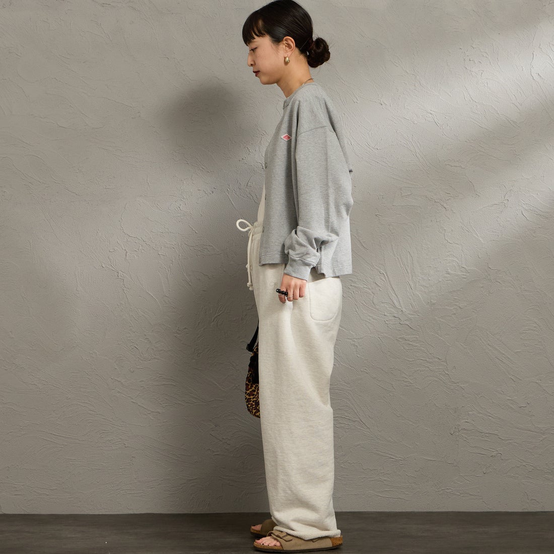 DANTON [ダントン] コットンテリー クルーネックカーディガン [DT-C0405CIN] TOP GREY &&モデル身長：150cm 着用サイズ：38&&