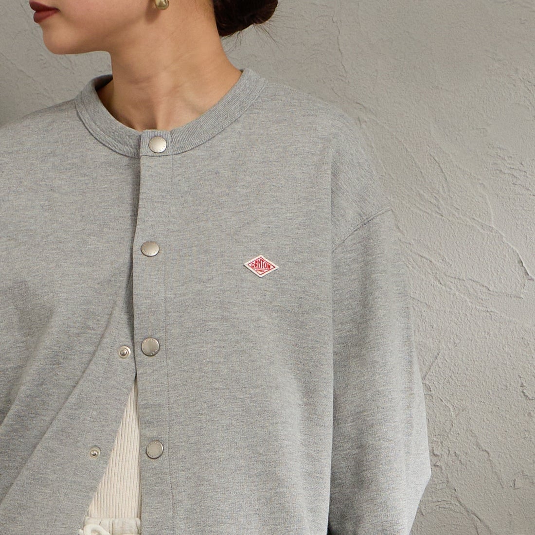 DANTON [ダントン] コットンテリー クルーネックカーディガン [DT-C0405CIN] TOP GREY &&モデル身長：150cm 着用サイズ：38&&