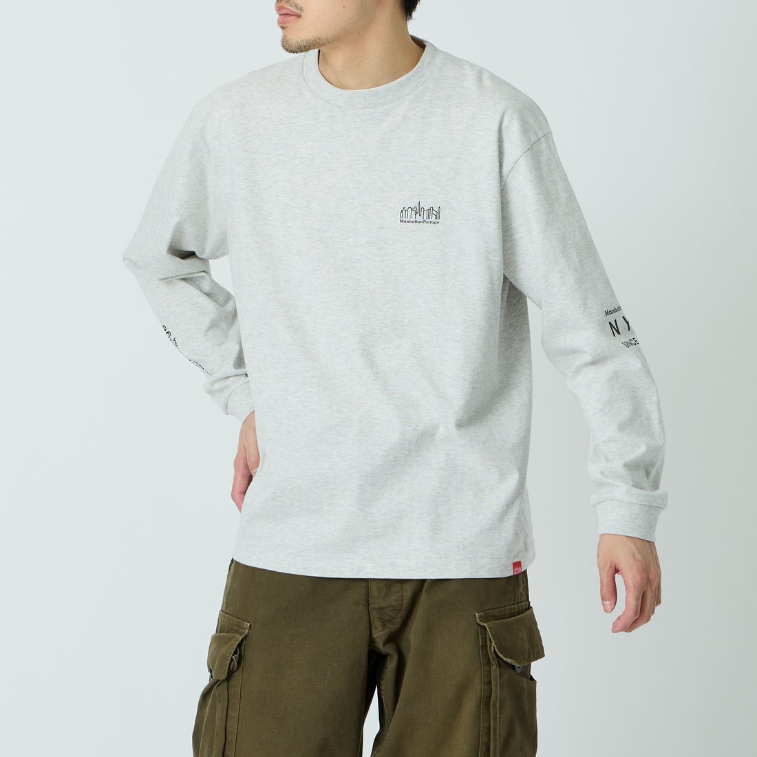 MANHATTAN PORTAGE [マンハッタンポーテージ] ワンポイントスカイラインロゴ 袖プリントロングTシャツ [MP-M580] H.GRAY &&モデル身長：168cm 着用サイズ：M&&