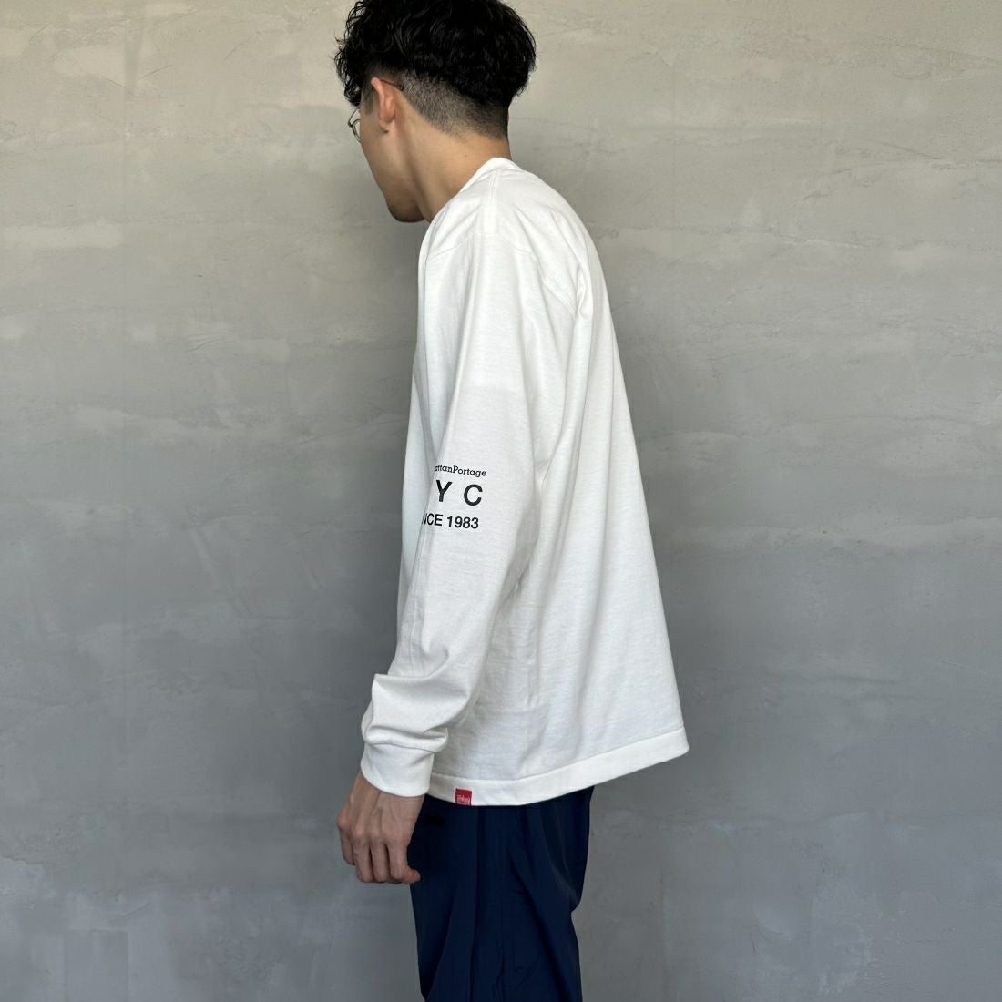 MANHATTAN PORTAGE [マンハッタンポーテージ] ワンポイントスカイラインロゴ 袖プリントロングTシャツ [MP-M580] WHITE &&モデル身長：168cm 着用サイズ：M&&