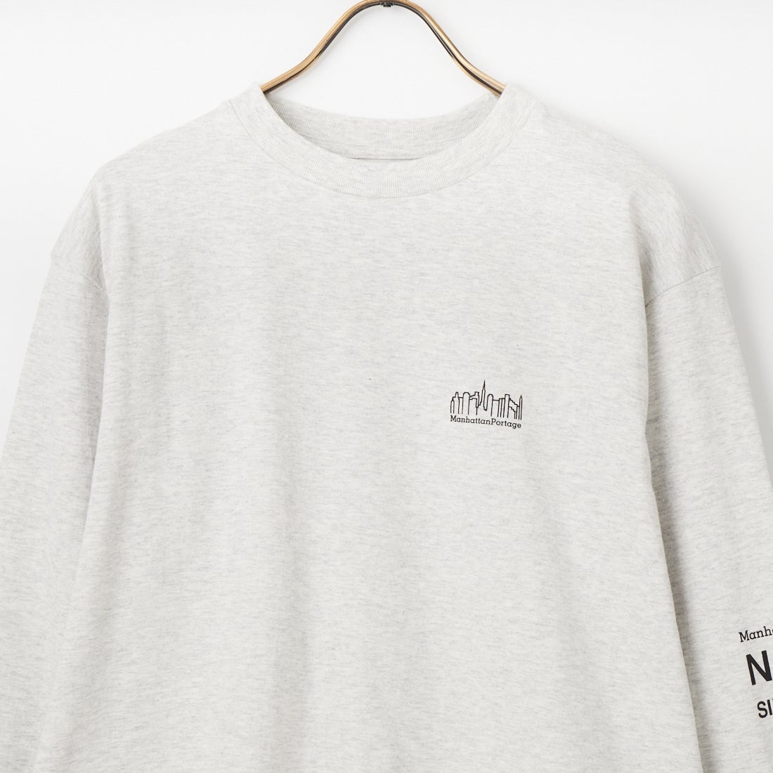 MANHATTAN PORTAGE [マンハッタンポーテージ] ワンポイントスカイラインロゴ 袖プリントロングTシャツ [MP-M580] WHITE &&モデル身長：168cm 着用サイズ：M&&
