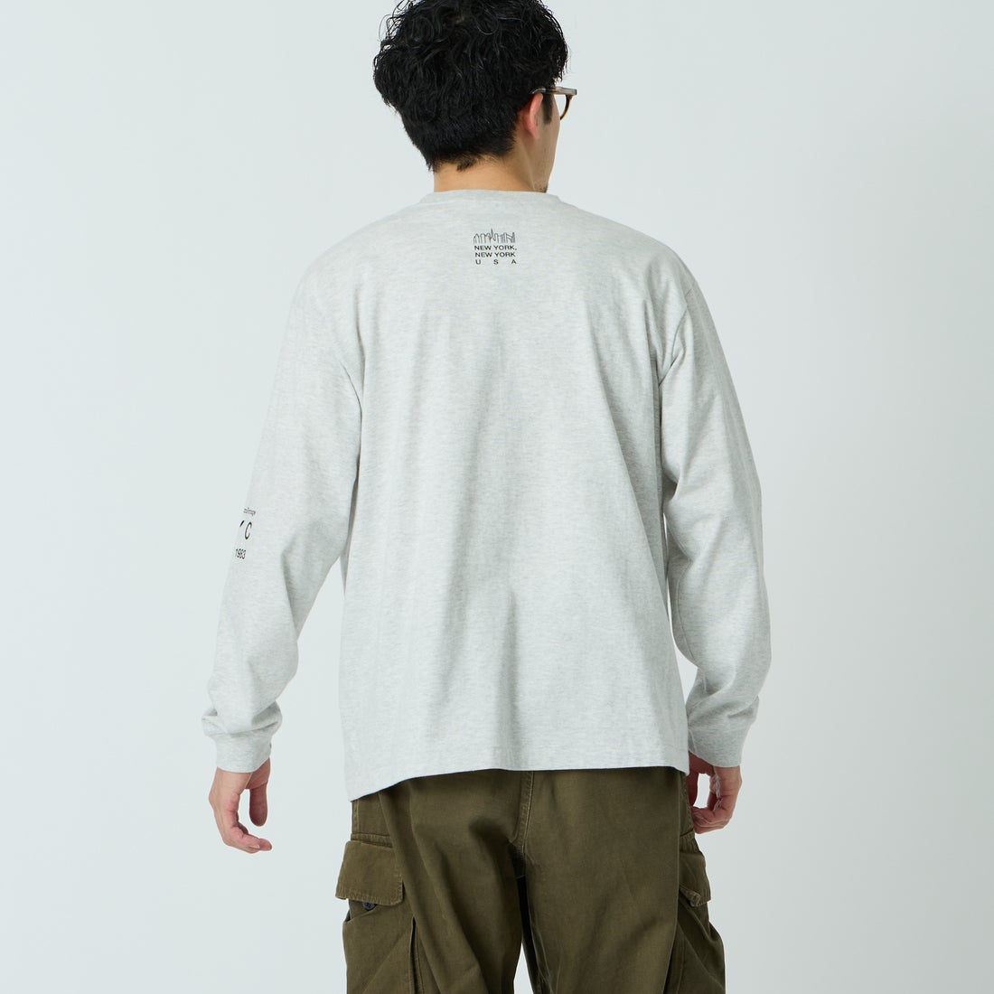MANHATTAN PORTAGE [マンハッタンポーテージ] ワンポイントスカイラインロゴ 袖プリントロングTシャツ [MP-M580] H.GRAY &&モデル身長：168cm 着用サイズ：M&&