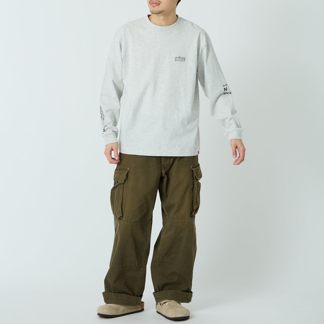 MANHATTAN PORTAGE [マンハッタンポーテージ] ワンポイントスカイラインロゴ 袖プリントロングTシャツ [MP-M580] H.GRAY &&モデル身長：168cm 着用サイズ：M&&