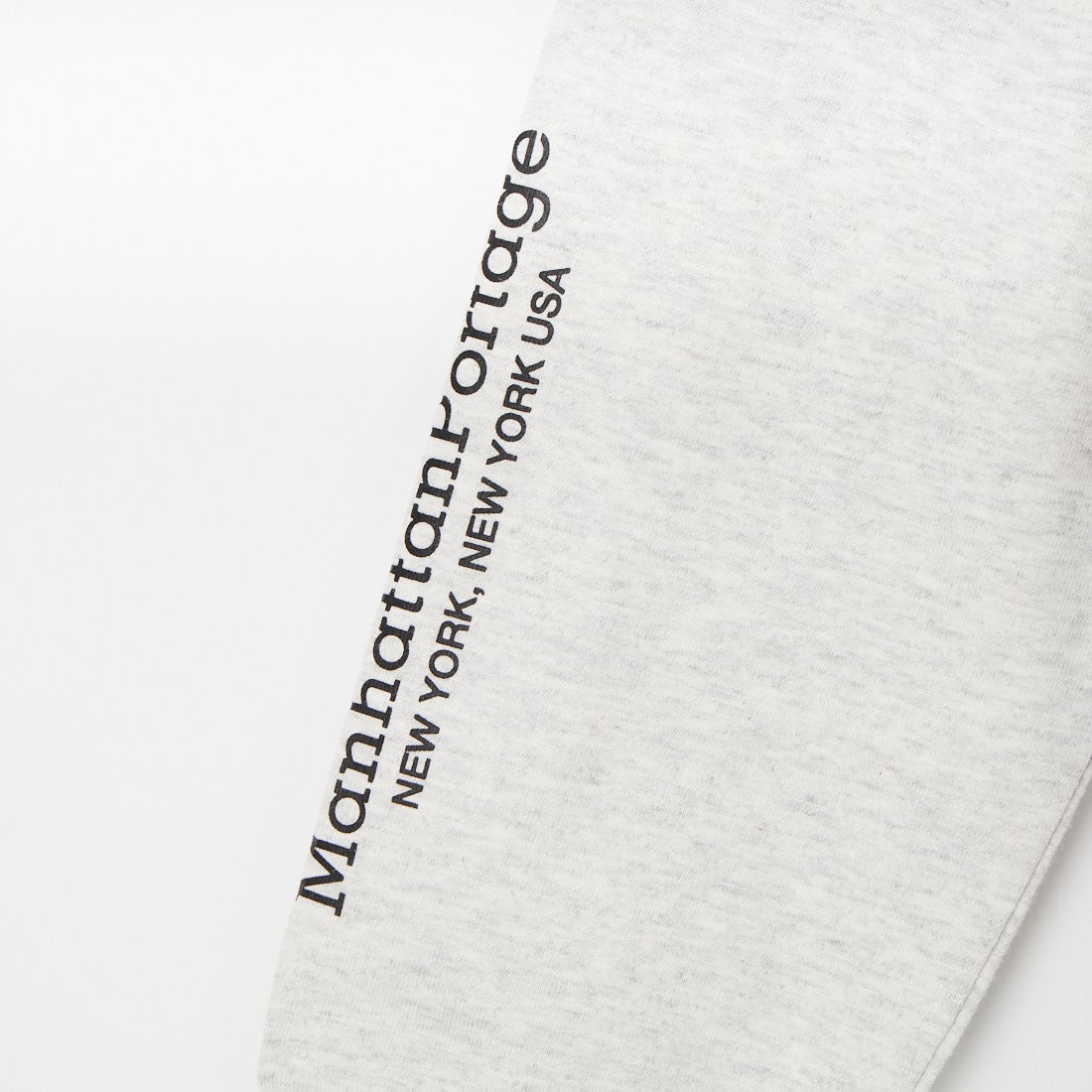 MANHATTAN PORTAGE [マンハッタンポーテージ] ワンポイントスカイラインロゴ 袖プリントロングTシャツ [MP-M580] WHITE &&モデル身長：168cm 着用サイズ：M&&