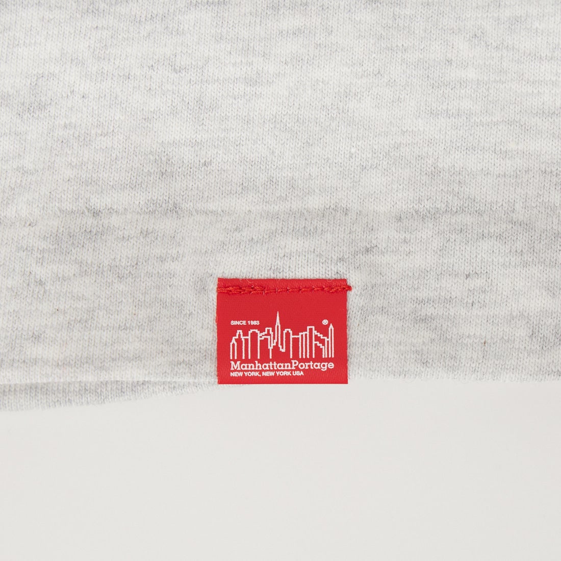 MANHATTAN PORTAGE [マンハッタンポーテージ] ワンポイントスカイラインロゴ 袖プリントロングTシャツ [MP-M580] WHITE &&モデル身長：168cm 着用サイズ：M&&