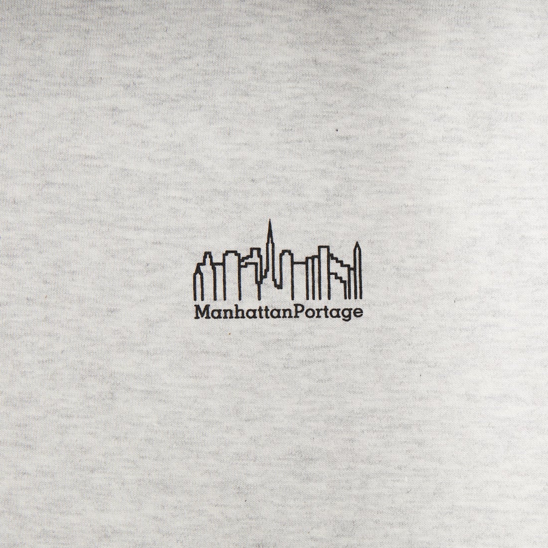 MANHATTAN PORTAGE [マンハッタンポーテージ] ワンポイントスカイラインロゴ 袖プリントロングTシャツ [MP-M580] WHITE &&モデル身長：168cm 着用サイズ：M&&