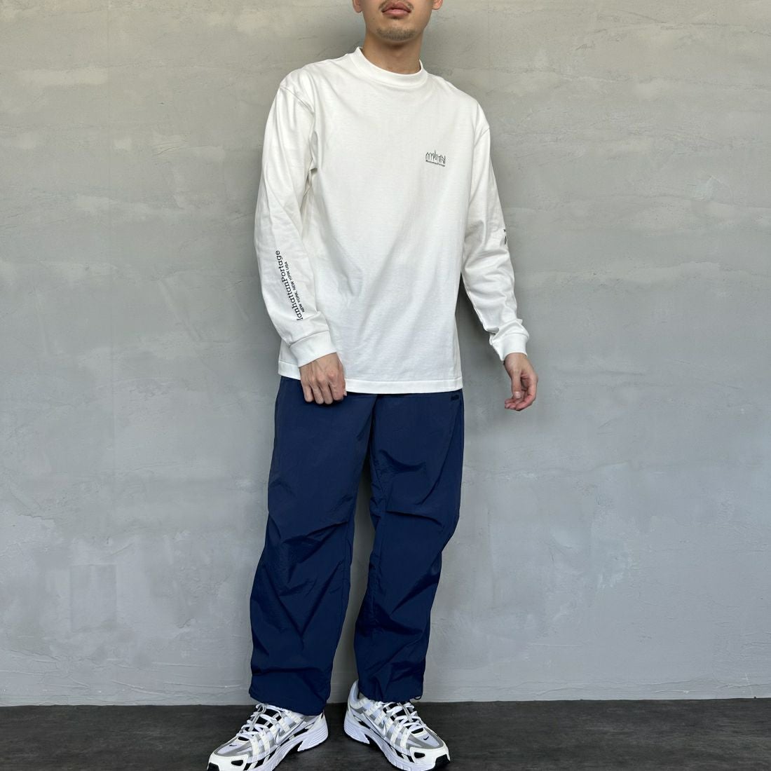 MANHATTAN PORTAGE [マンハッタンポーテージ] ワンポイントスカイラインロゴ 袖プリントロングTシャツ [MP-M580] WHITE &&モデル身長：168cm 着用サイズ：M&&