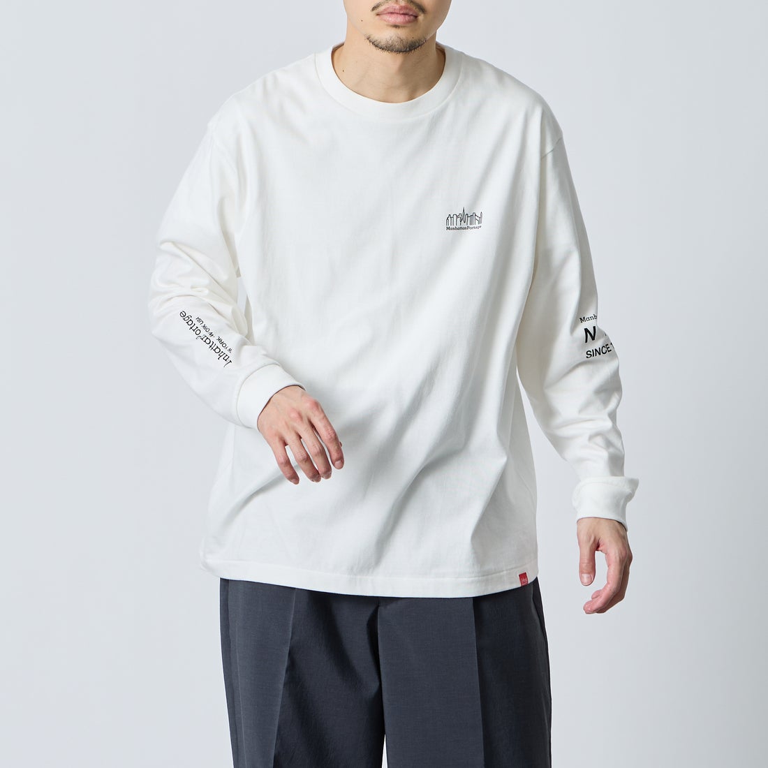 MANHATTAN PORTAGE [マンハッタンポーテージ] ワンポイントスカイラインロゴ 袖プリントロングTシャツ [MP-M580] WHITE &&モデル身長：168cm 着用サイズ：L&&