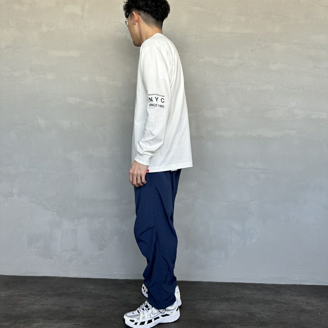 MANHATTAN PORTAGE [マンハッタンポーテージ] ワンポイントスカイラインロゴ 袖プリントロングTシャツ [MP-M580] WHITE &&モデル身長：168cm 着用サイズ：M&&