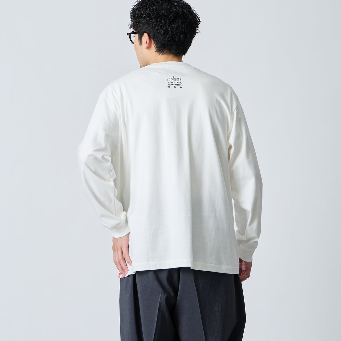MANHATTAN PORTAGE [マンハッタンポーテージ] ワンポイントスカイラインロゴ 袖プリントロングTシャツ [MP-M580] WHITE &&モデル身長：168cm 着用サイズ：L&&