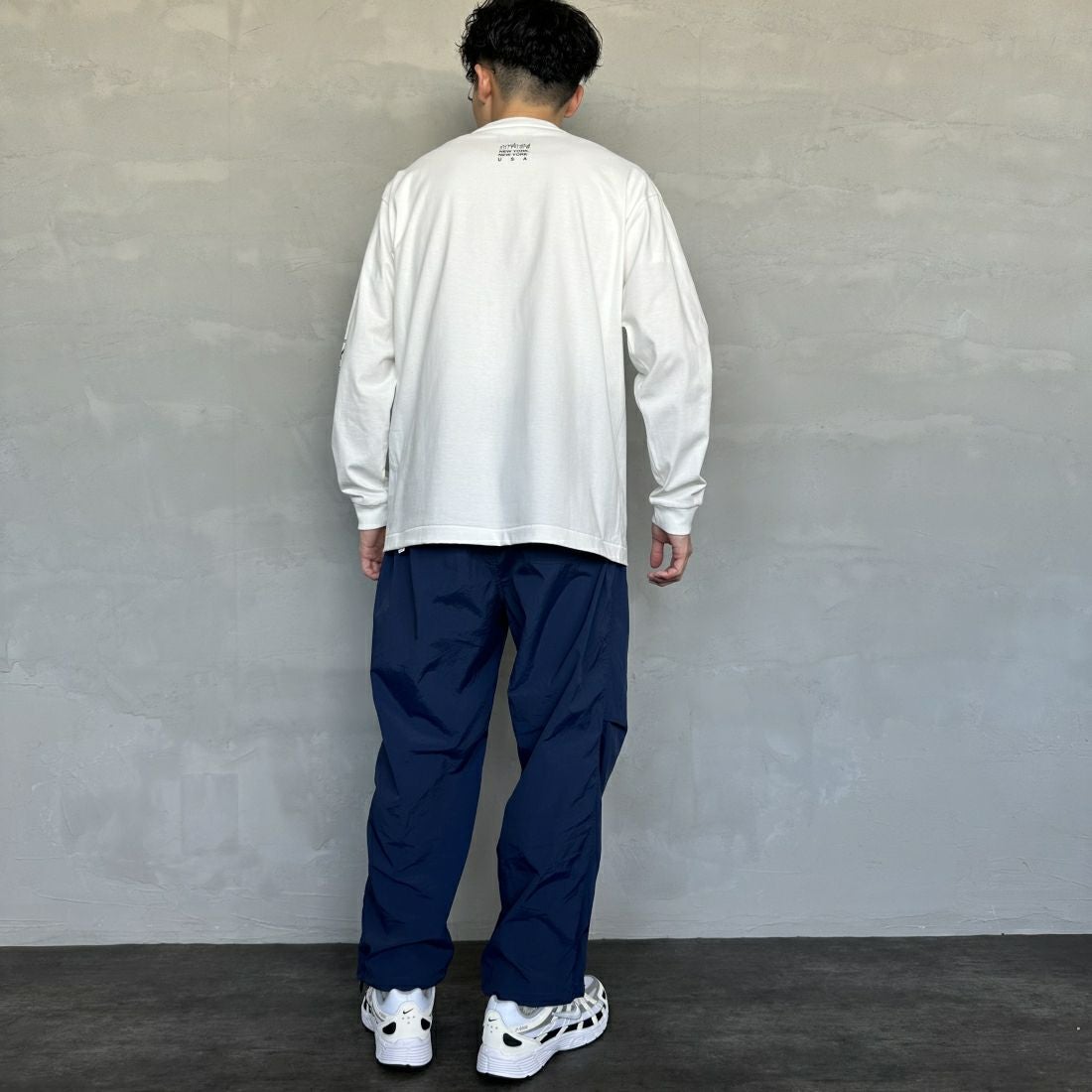 MANHATTAN PORTAGE [マンハッタンポーテージ] ワンポイントスカイラインロゴ 袖プリントロングTシャツ [MP-M580] WHITE &&モデル身長：168cm 着用サイズ：M&&