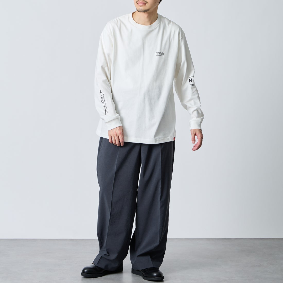 MANHATTAN PORTAGE [マンハッタンポーテージ] ワンポイントスカイラインロゴ 袖プリントロングTシャツ [MP-M580] WHITE &&モデル身長：168cm 着用サイズ：L&&