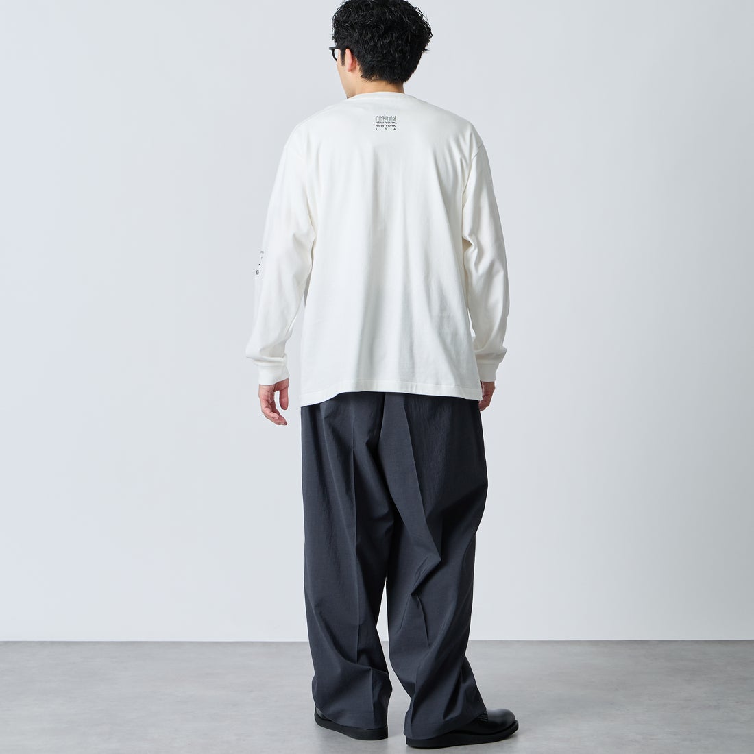 MANHATTAN PORTAGE [マンハッタンポーテージ] ワンポイントスカイラインロゴ 袖プリントロングTシャツ [MP-M580] WHITE &&モデル身長：168cm 着用サイズ：L&&