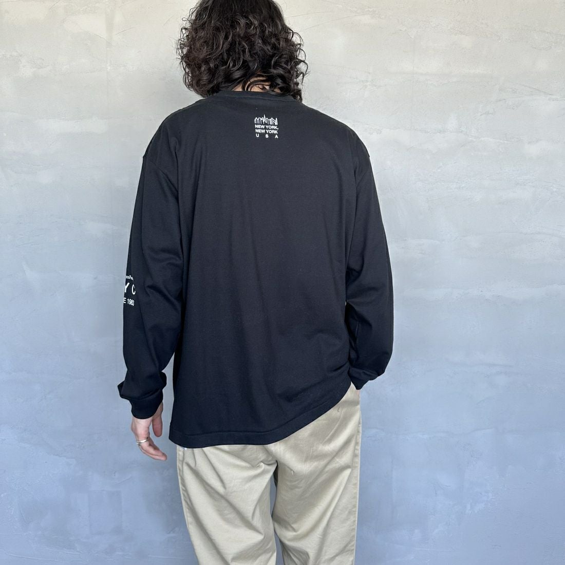 MANHATTAN PORTAGE [マンハッタンポーテージ] ワンポイントスカイラインロゴ 袖プリントロングTシャツ [MP-M580] BLACK &&モデル身長：173cm 着用サイズ：L&&