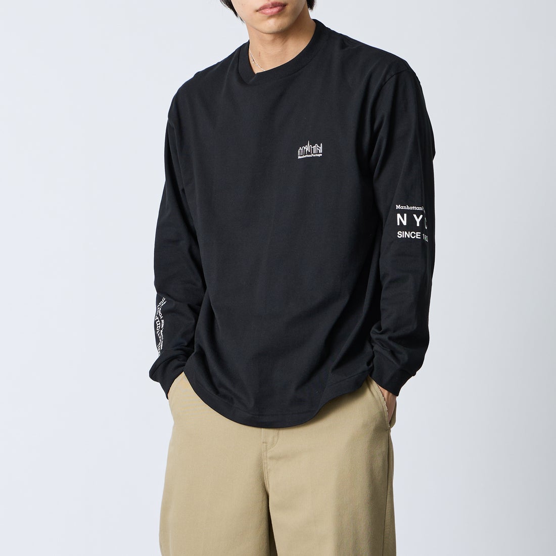 MANHATTAN PORTAGE [マンハッタンポーテージ] ワンポイントスカイラインロゴ 袖プリントロングTシャツ [MP-M580] BLACK &&モデル身長：179cm 着用サイズ：L&&