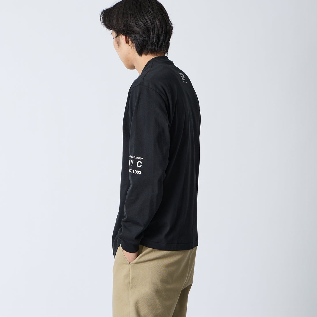 MANHATTAN PORTAGE [マンハッタンポーテージ] ワンポイントスカイラインロゴ 袖プリントロングTシャツ [MP-M580] BLACK &&モデル身長：179cm 着用サイズ：L&&