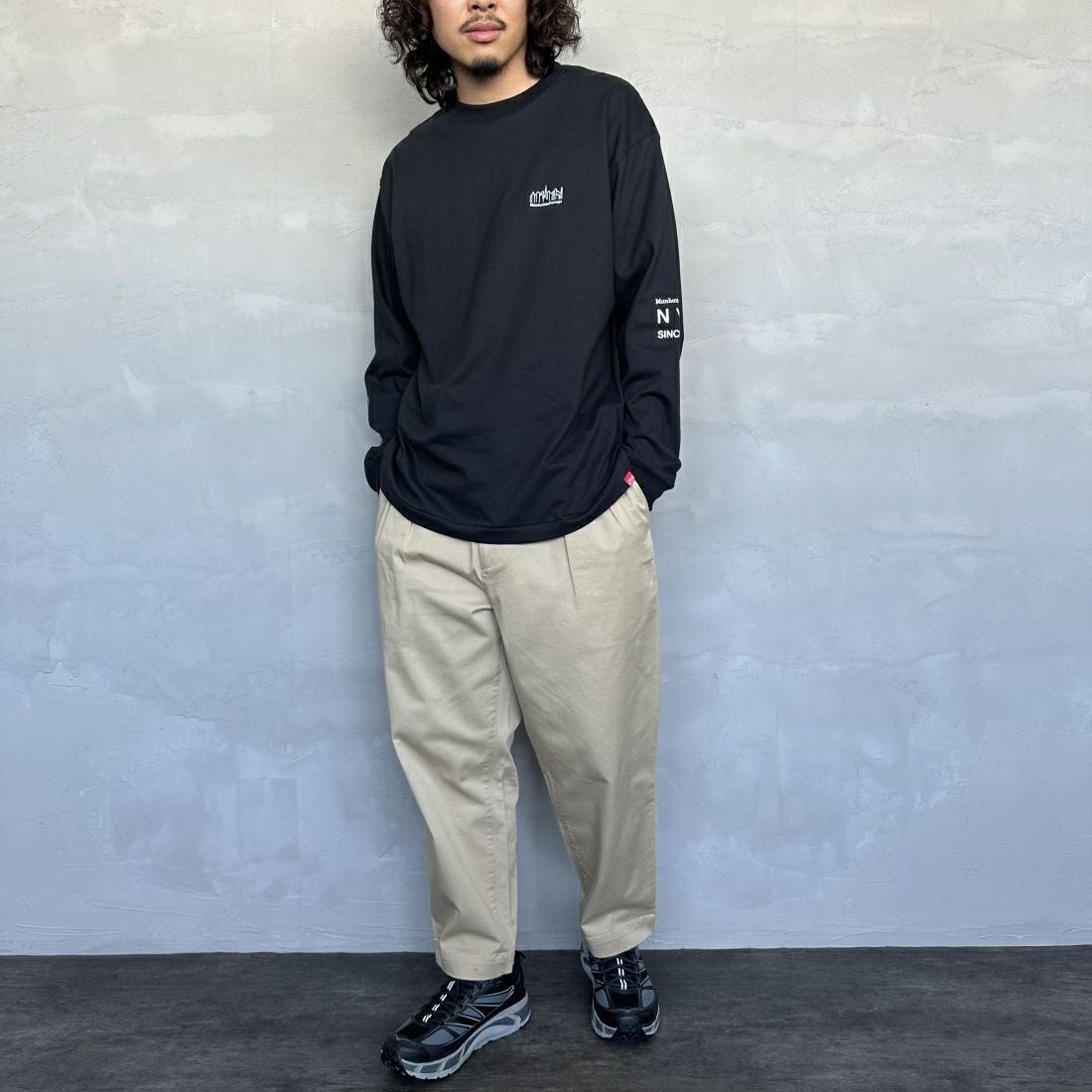 MANHATTAN PORTAGE [マンハッタンポーテージ] ワンポイントスカイラインロゴ 袖プリントロングTシャツ [MP-M580] BLACK &&モデル身長：173cm 着用サイズ：L&&