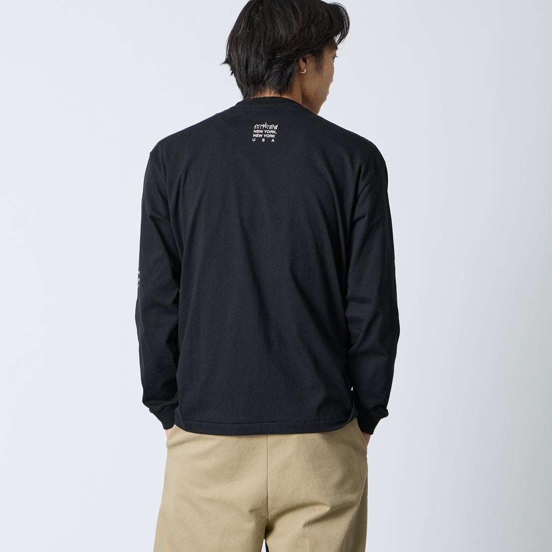 MANHATTAN PORTAGE [マンハッタンポーテージ] ワンポイントスカイラインロゴ 袖プリントロングTシャツ [MP-M580] BLACK &&モデル身長：179cm 着用サイズ：L&&