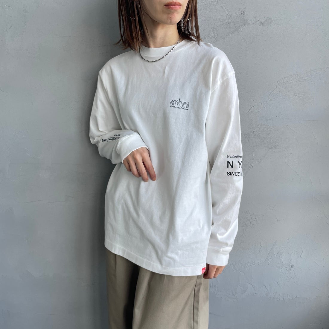 MANHATTAN PORTAGE [マンハッタンポーテージ] ワンポイントスカイラインロゴ 袖プリントロングTシャツ [MP-M580] WHITE &&モデル身長：158cm 着用サイズ：S&&