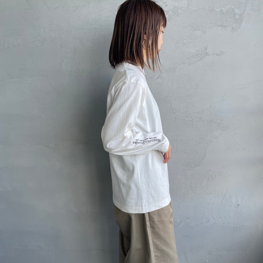 MANHATTAN PORTAGE [マンハッタンポーテージ] ワンポイントスカイラインロゴ 袖プリントロングTシャツ [MP-M580] WHITE &&モデル身長：158cm 着用サイズ：S&&