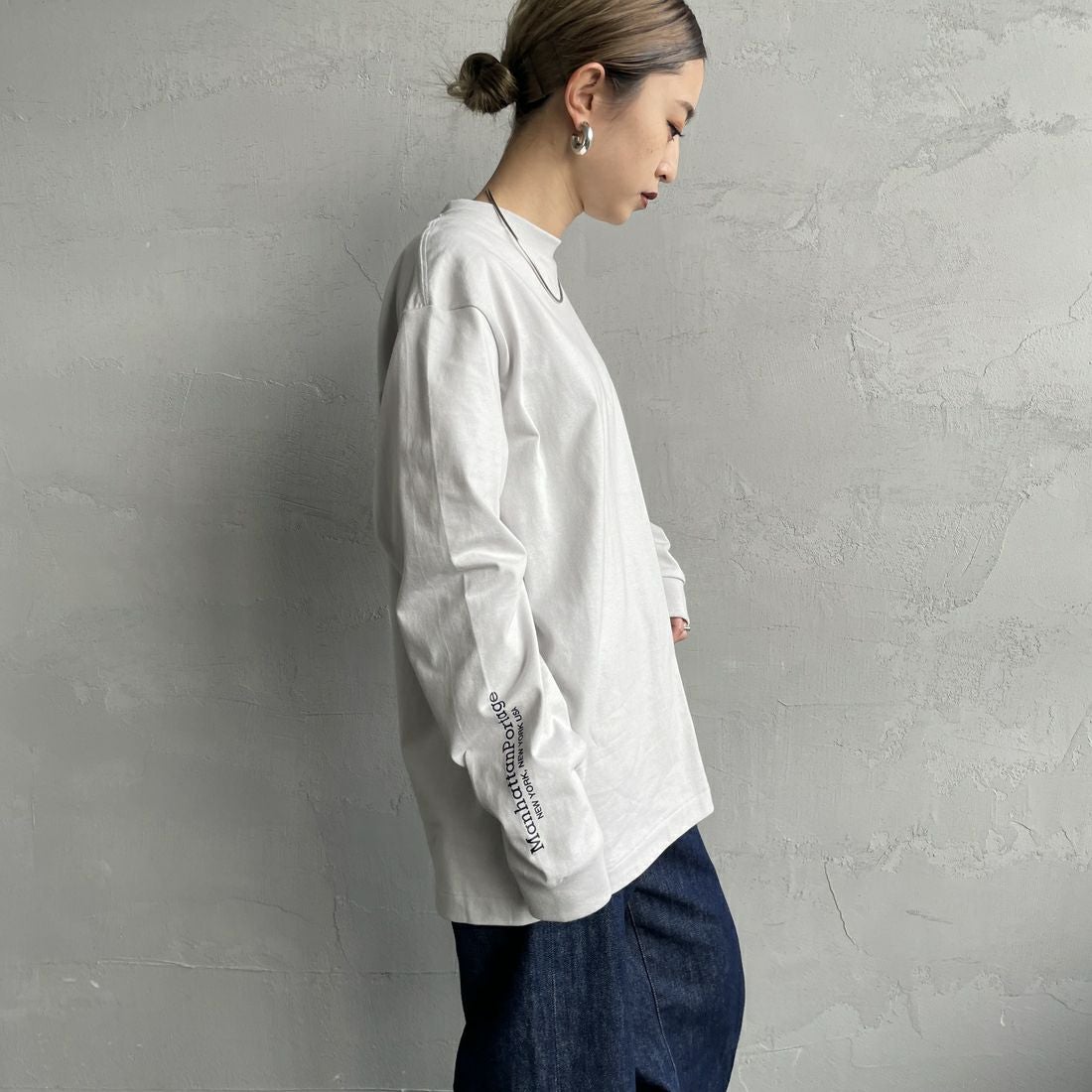 MANHATTAN PORTAGE [マンハッタンポーテージ] ワンポイントスカイラインロゴ 袖プリントロングTシャツ [MP-M580] L.GRAY &&モデル身長：150cm 着用サイズ：S&&