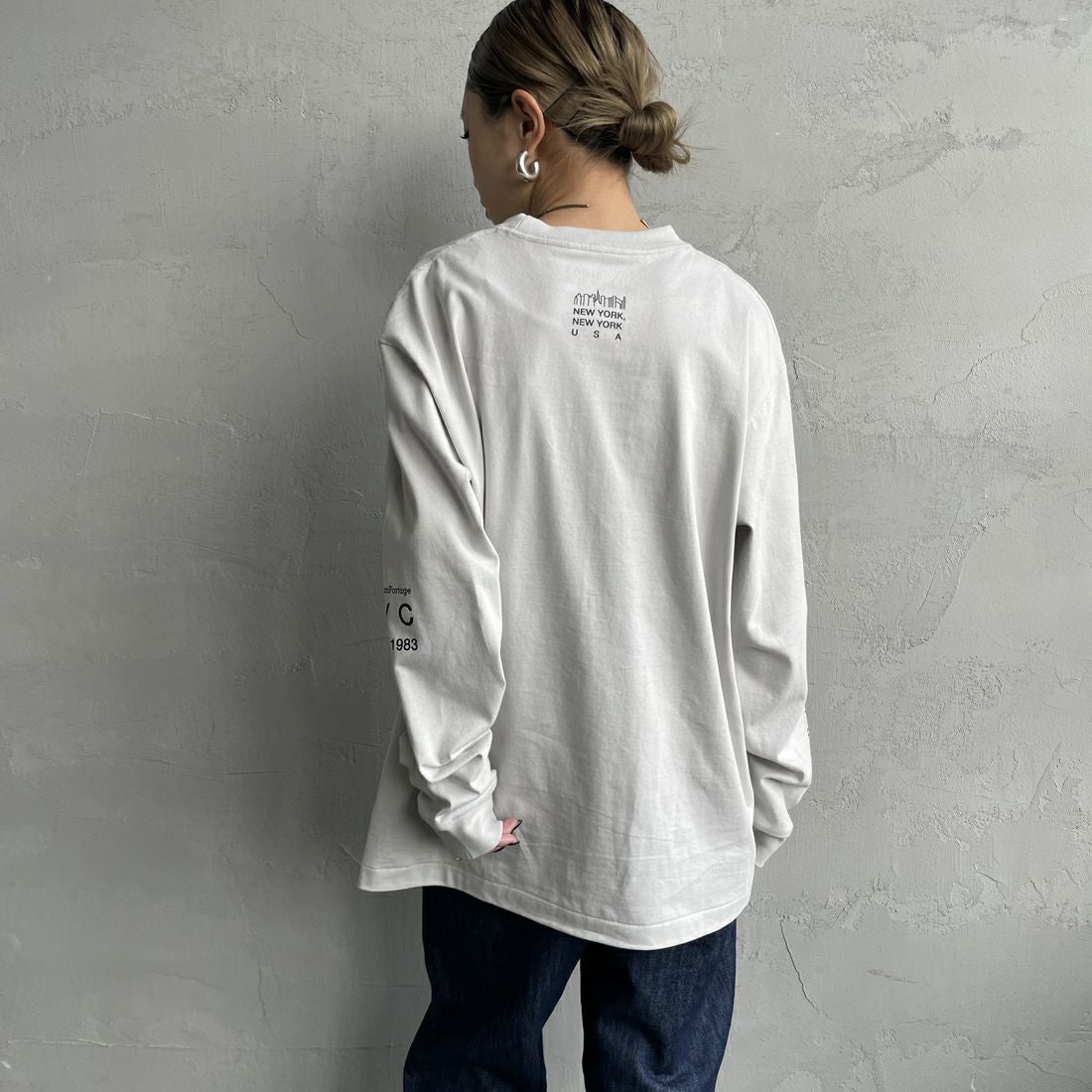 MANHATTAN PORTAGE [マンハッタンポーテージ] ワンポイントスカイラインロゴ 袖プリントロングTシャツ [MP-M580] L.GRAY &&モデル身長：150cm 着用サイズ：S&&