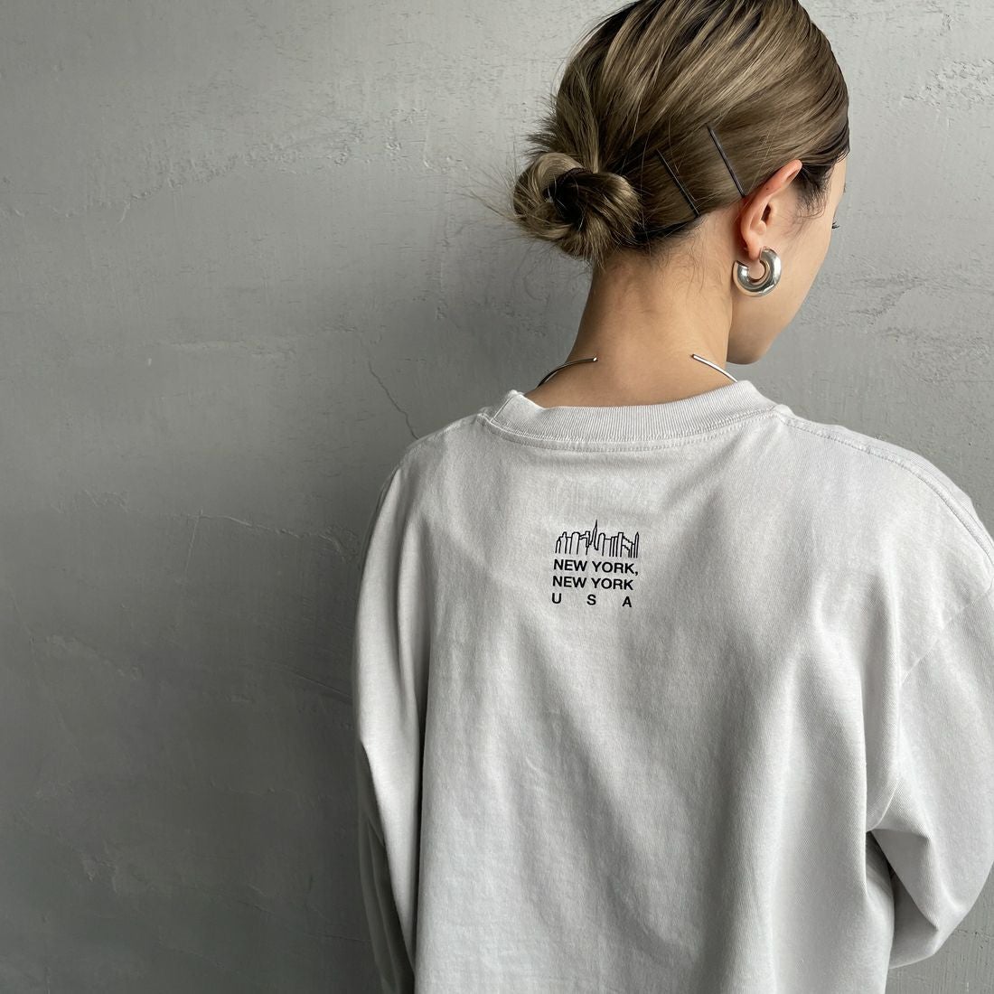 MANHATTAN PORTAGE [マンハッタンポーテージ] ワンポイントスカイラインロゴ 袖プリントロングTシャツ [MP-M580] L.GRAY &&モデル身長：150cm 着用サイズ：S&&