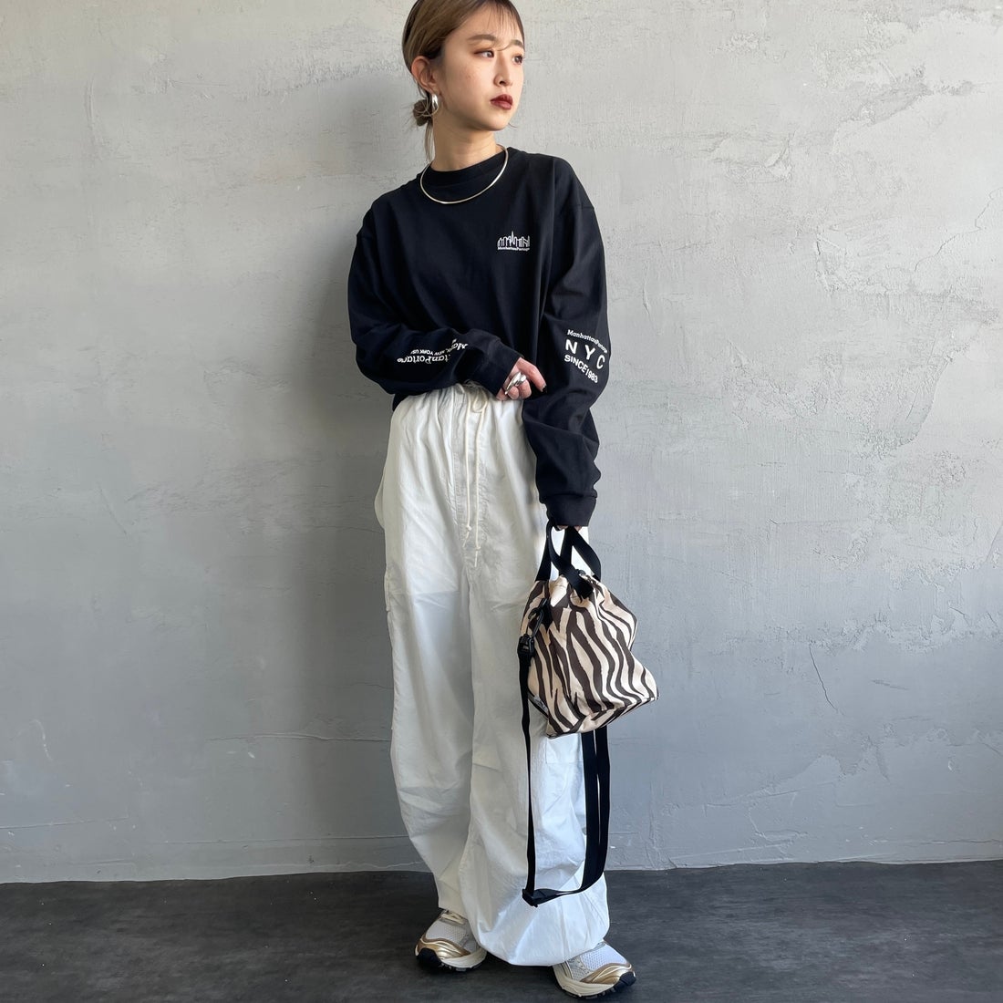 MANHATTAN PORTAGE [マンハッタンポーテージ] ワンポイントスカイラインロゴ 袖プリントロングTシャツ [MP-M580] BLACK &&モデル身長：150cm 着用サイズ：S&&