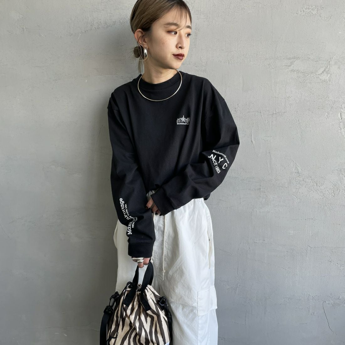 MANHATTAN PORTAGE [マンハッタンポーテージ] ワンポイントスカイラインロゴ 袖プリントロングTシャツ [MP-M580] BLACK &&モデル身長：150cm 着用サイズ：S&&