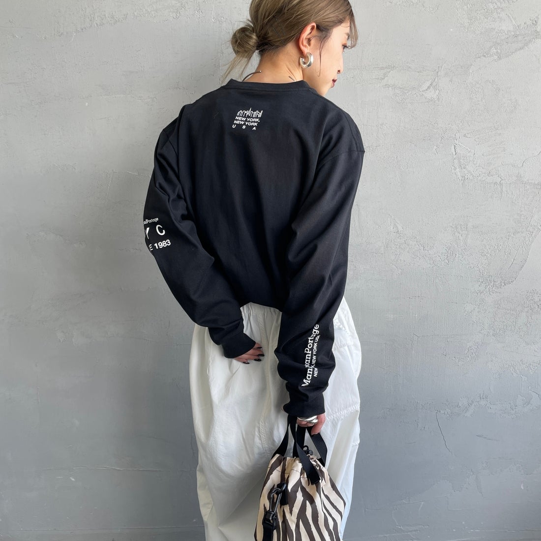 MANHATTAN PORTAGE [マンハッタンポーテージ] ワンポイントスカイラインロゴ 袖プリントロングTシャツ [MP-M580] BLACK &&モデル身長：150cm 着用サイズ：S&&