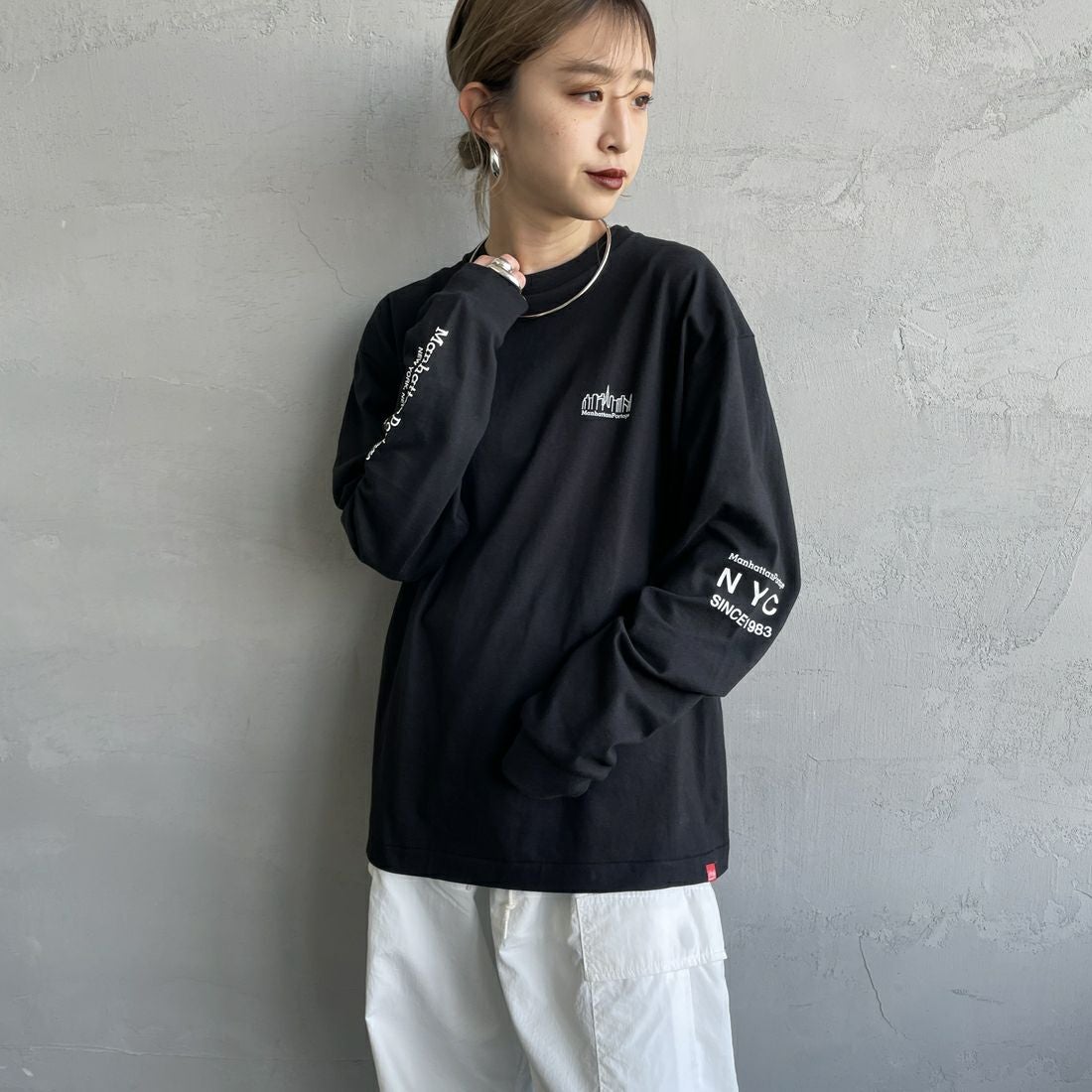 MANHATTAN PORTAGE [マンハッタンポーテージ] ワンポイントスカイラインロゴ 袖プリントロングTシャツ [MP-M580] BLACK &&モデル身長：150cm 着用サイズ：S&&