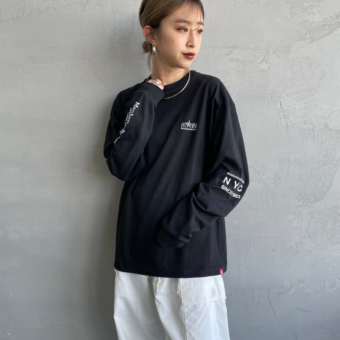 MANHATTAN PORTAGE [マンハッタンポーテージ] ワンポイントスカイラインロゴ 袖プリントロングTシャツ [MP-M580] BLACK &&モデル身長：150cm 着用サイズ：S&&