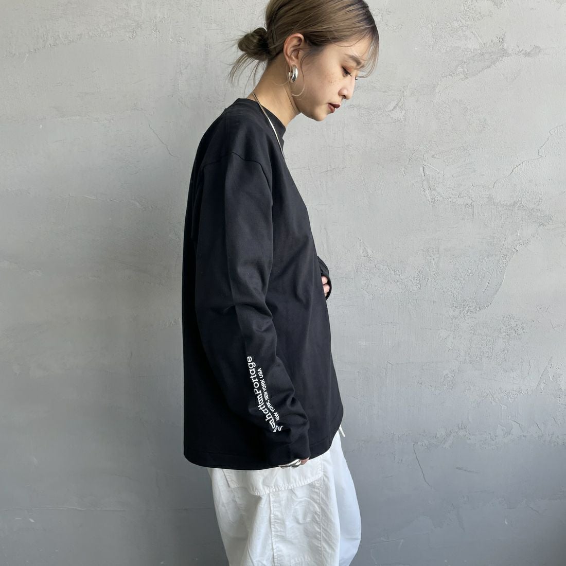 MANHATTAN PORTAGE [マンハッタンポーテージ] ワンポイントスカイラインロゴ 袖プリントロングTシャツ [MP-M580] BLACK &&モデル身長：150cm 着用サイズ：S&&