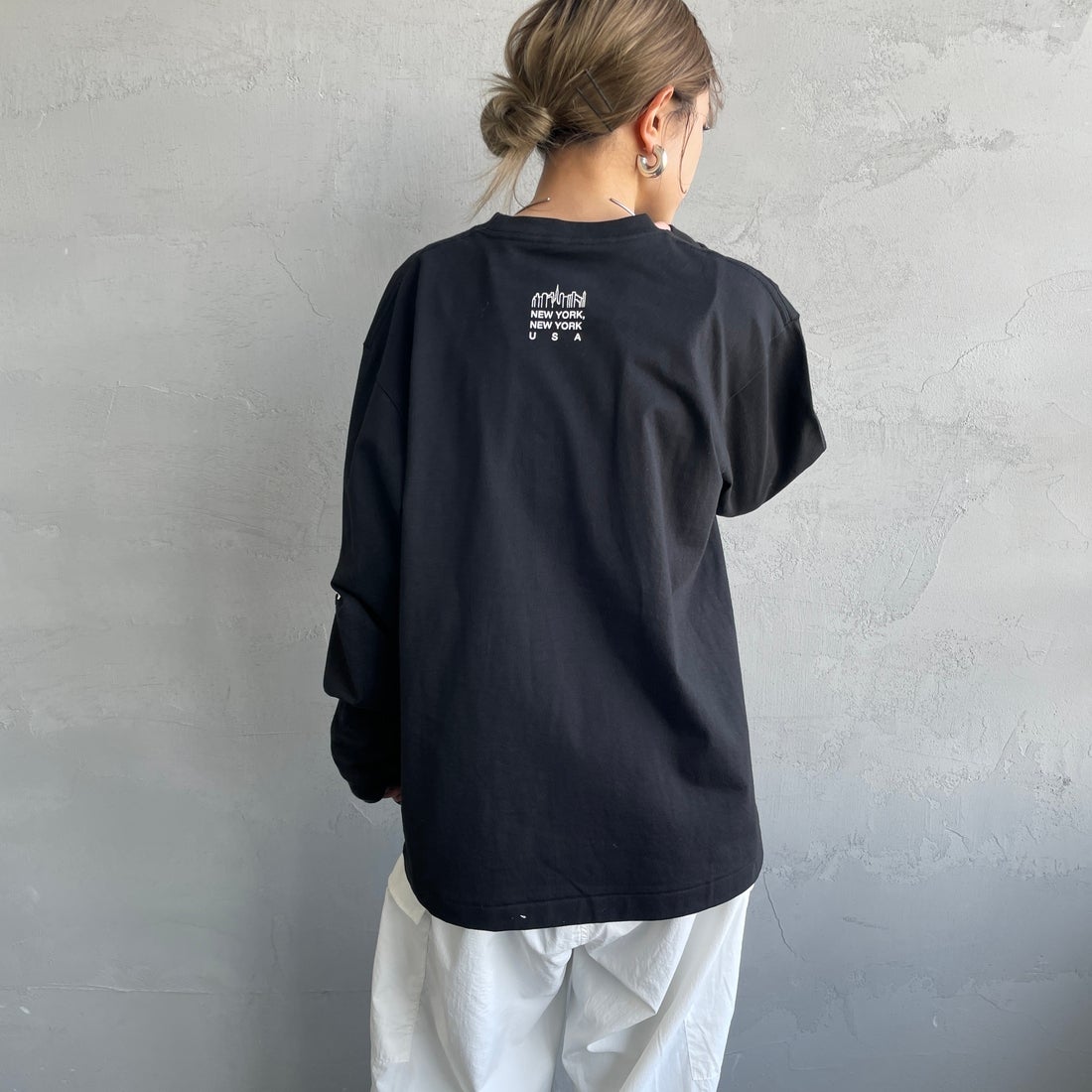 MANHATTAN PORTAGE [マンハッタンポーテージ] ワンポイントスカイラインロゴ 袖プリントロングTシャツ [MP-M580] BLACK &&モデル身長：150cm 着用サイズ：S&&