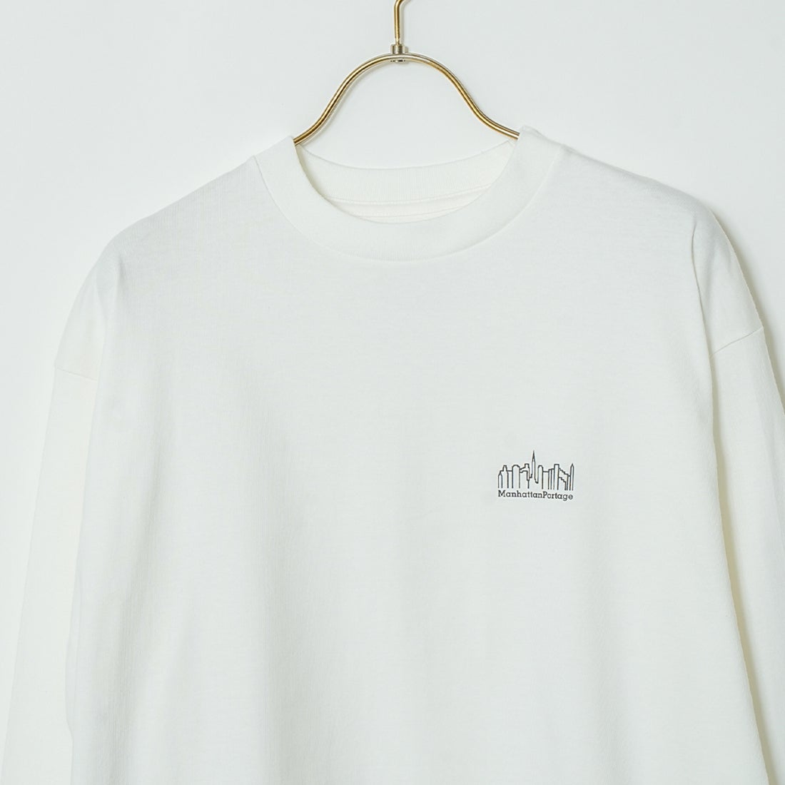 MANHATTAN PORTAGE [マンハッタンポーテージ] ワンポイントスカイラインロゴ 袖プリントロングTシャツ [MP-M580] WHITE