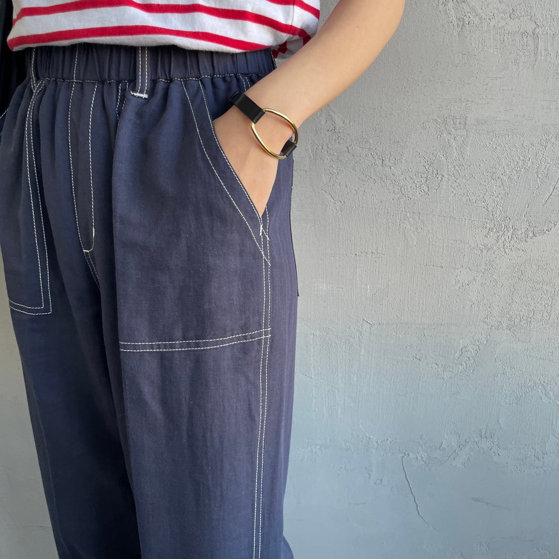 UNIVERSAL OVERALL [ユニバーサルオーバーオール] 別注 リネンイージーベイカーパンツ [U2512605IN-JF] NAVY &&モデル身長：160cm 着用サイズ：M&&