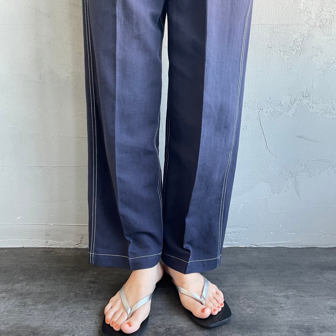 UNIVERSAL OVERALL [ユニバーサルオーバーオール] 別注 リネンイージーベイカーパンツ [U2512605IN-JF] NAVY &&モデル身長：160cm 着用サイズ：M&&