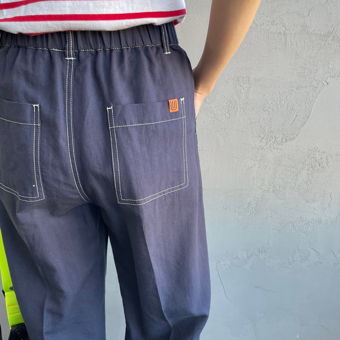 UNIVERSAL OVERALL [ユニバーサルオーバーオール] 別注 リネンイージーベイカーパンツ [U2512605IN-JF] NAVY &&モデル身長：160cm 着用サイズ：M&&